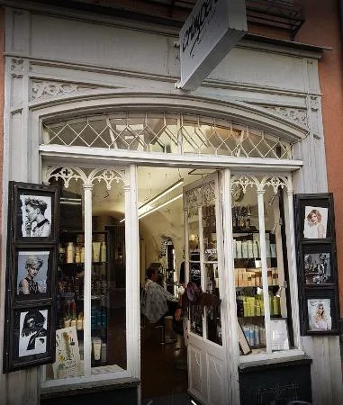Geöffnete historische Ladenfront von Crimpers mit Blick in den Salon