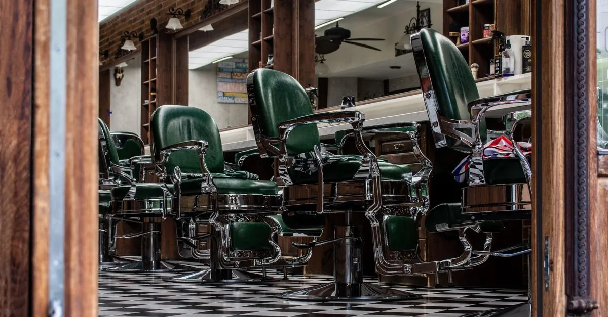 Symbolbild: Reihe klassischer Friseurstühle vor Spiegeln